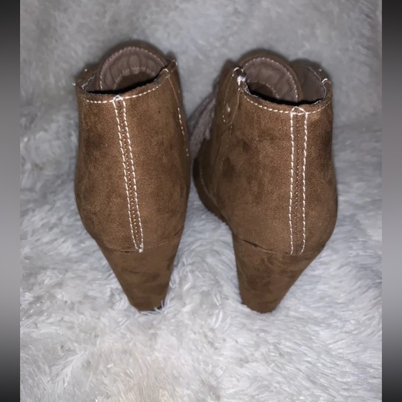 CATO Women’s Bootie Faux Suede Camel Color Ankle Boot Lace-Up Wedge Sz 6 NWOB - Picture 2 of 10